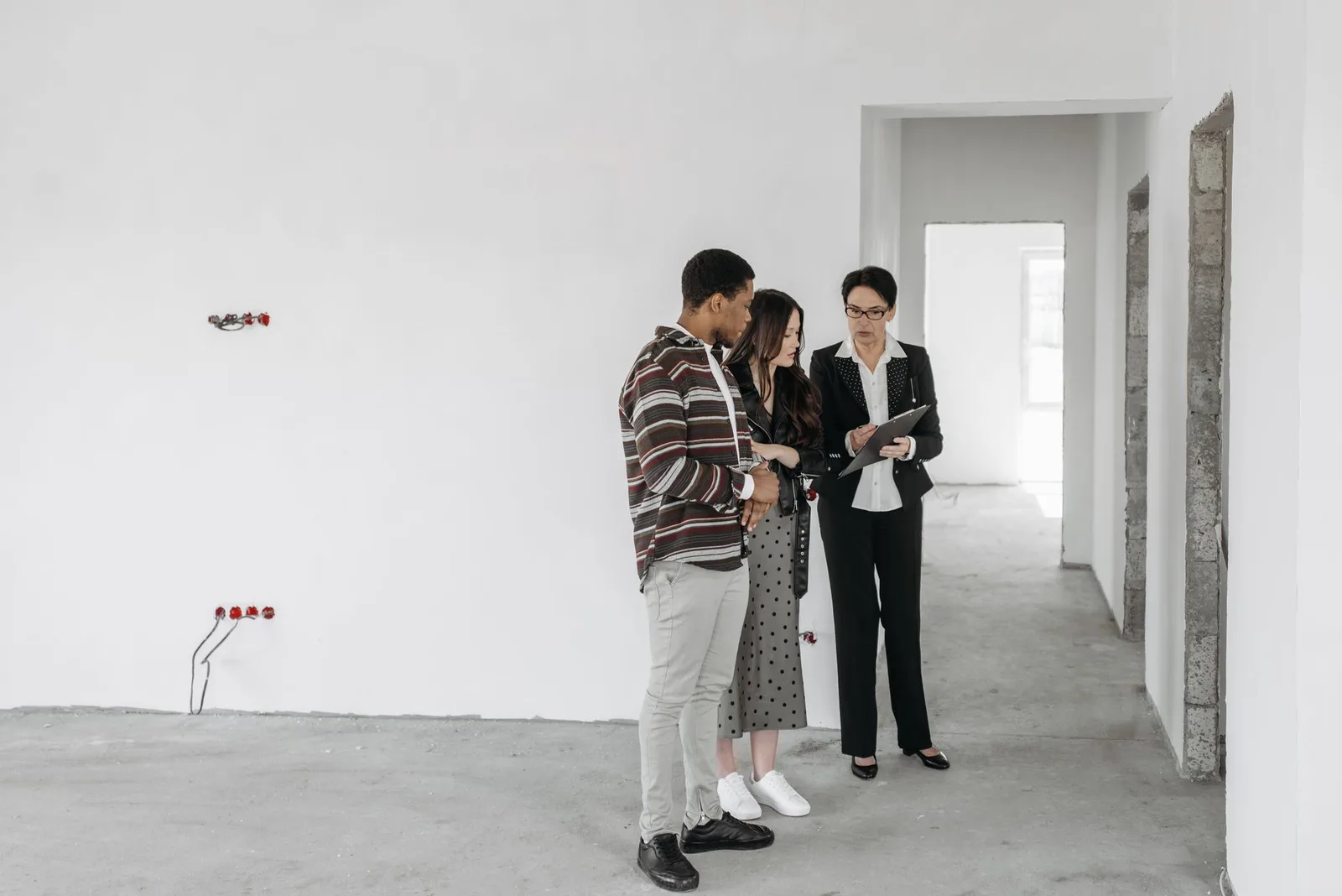 Người mua kiểm tra kỹ nội thất căn hộ