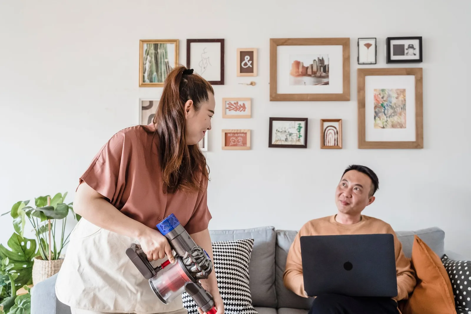 Cặp đôi châu Á xem xét ngân sách gia đình