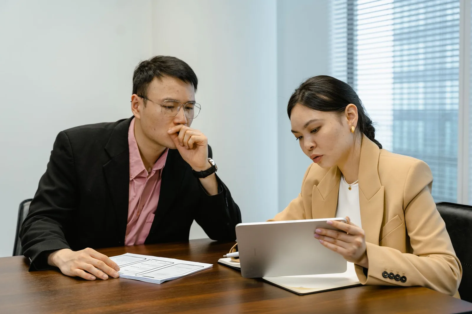 Cặp đôi châu Á thảo luận tài chính trước khi mua nhà